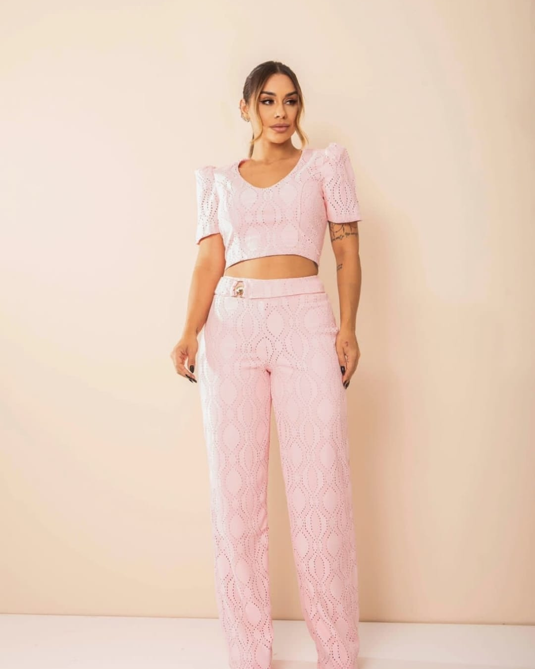 Conjunto de Calça com Detalhe de Fivela na Cintura