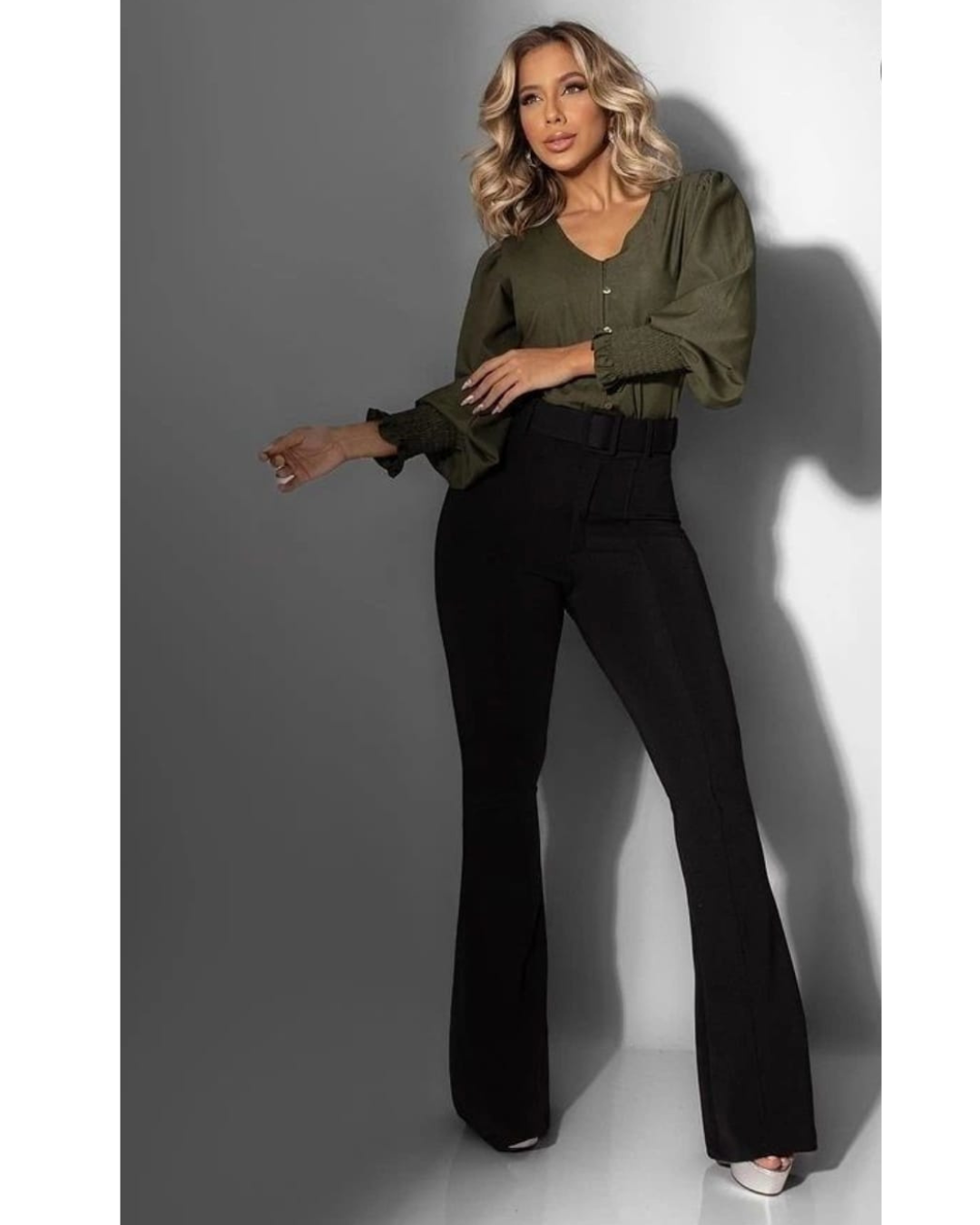 Calça Flare com Cinto em Tecido Montaria